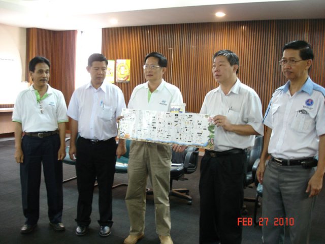 10.Upacara penyerahan bahan ujian kualiti air kepada En Ch'ng Kheng Phong, wakil Pusat Sumber Alam Sekitar SPT Pada 27-2-2010